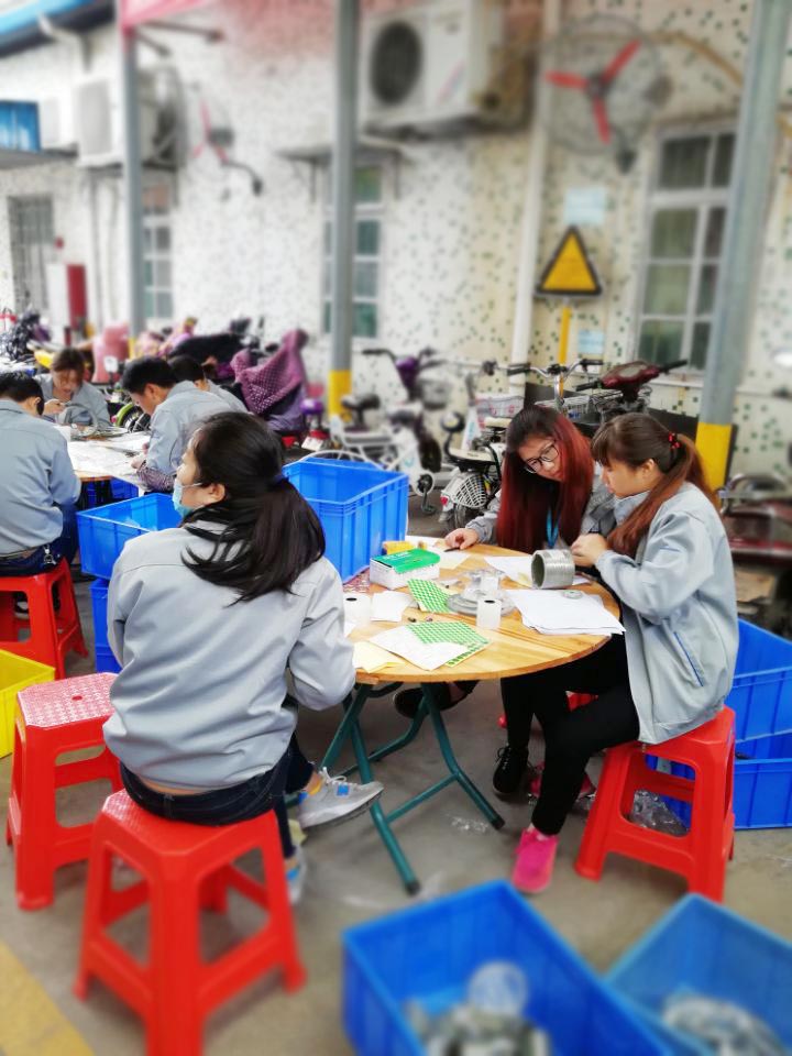 “愛密特人”在對每一個(gè)密封件產(chǎn)品仔細(xì)點(diǎn)數(shù)、初盤、抽盤等