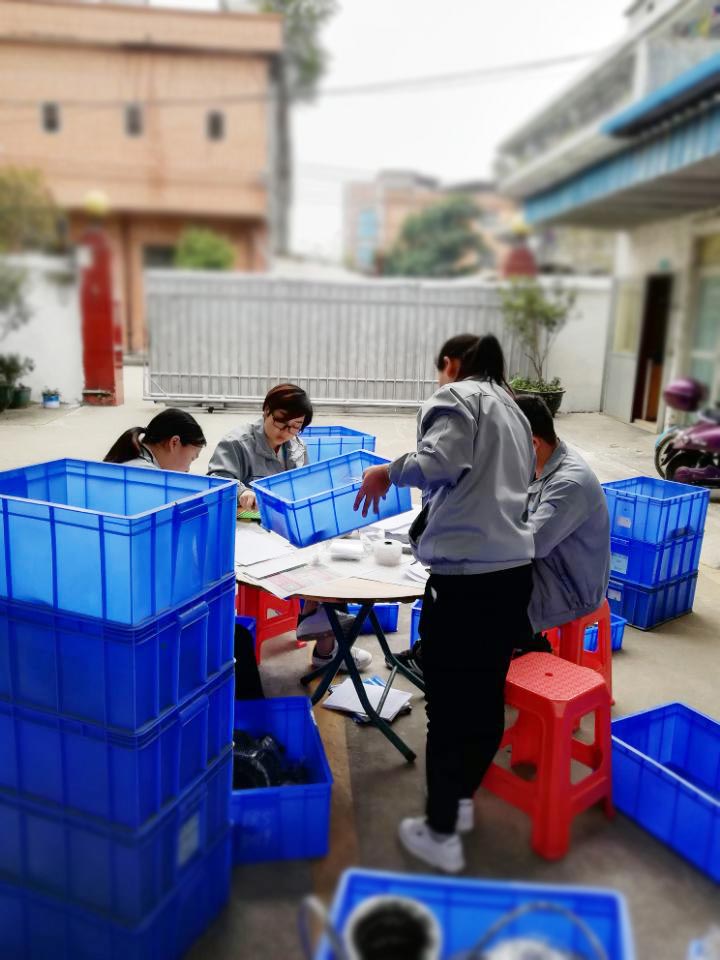 “愛密特人”在對每一個(gè)密封件產(chǎn)品仔細(xì)點(diǎn)數(shù)、初盤、抽盤等