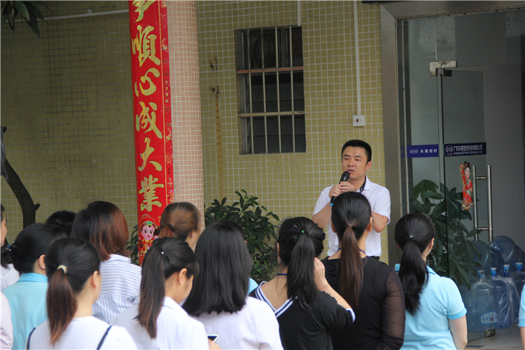 胡燕林總經(jīng)理鼓勵我們只有不斷學(xué)習(xí)進(jìn)步，我們“愛密特人”才是“地表最強(qiáng)”者。而在這次的分享中最讓我們印象最深就是“藍(lán)絲帶”所帶給我們的愛與感恩！