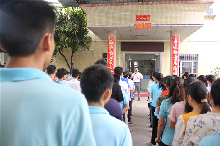 胡燕林總經(jīng)理鼓勵我們只有不斷學(xué)習(xí)進(jìn)步，我們“愛密特人”才是“地表最強(qiáng)”者。而在這次的分享中最讓我們印象最深就是“藍(lán)絲帶”所帶給我們的愛與感恩！