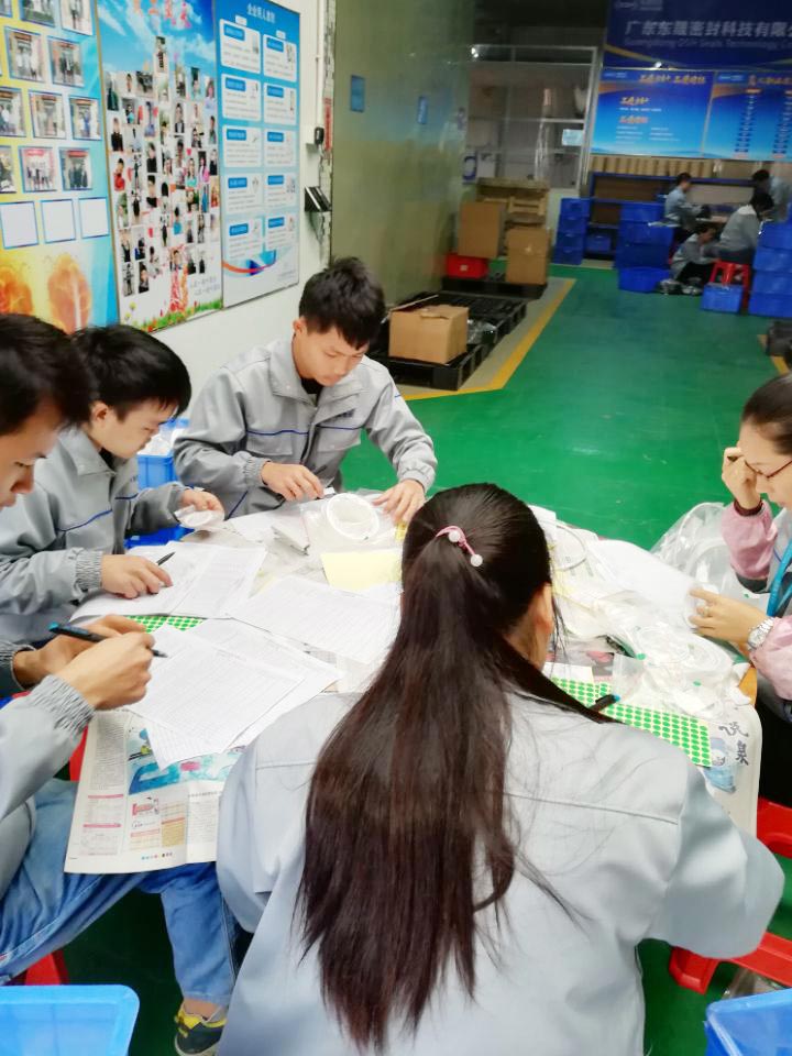 “愛密特人”在對每一個(gè)密封件產(chǎn)品仔細(xì)點(diǎn)數(shù)、初盤、抽盤等